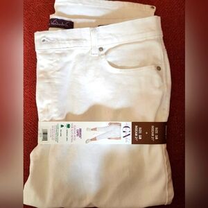 - Gloria Vanderbilt Capris NWT